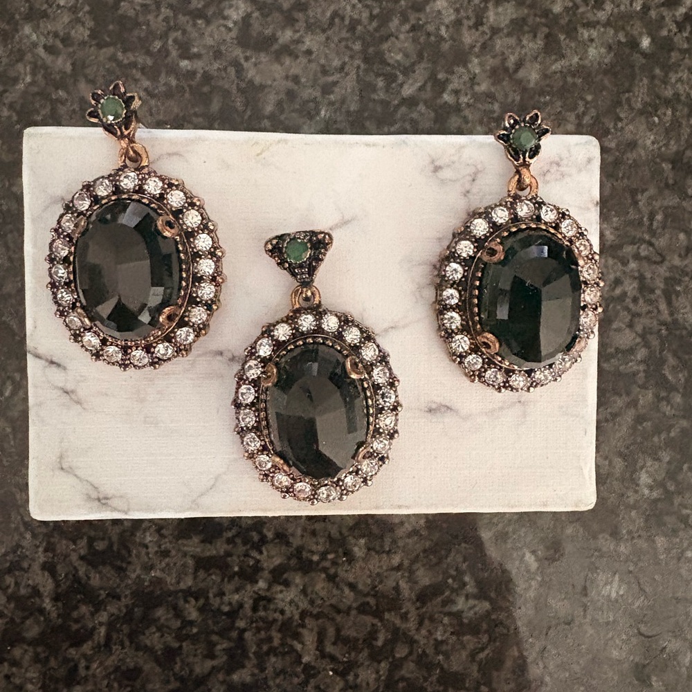 Elegant Green and Gold Oval Earrings Set